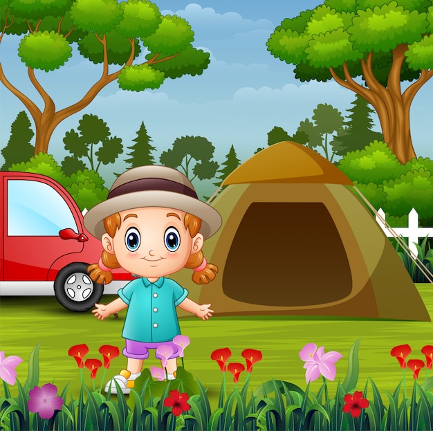 Jolie petite fille en camping dans le parc