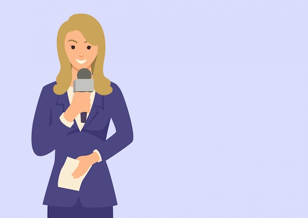 Journaliste femme tenant un microphone
