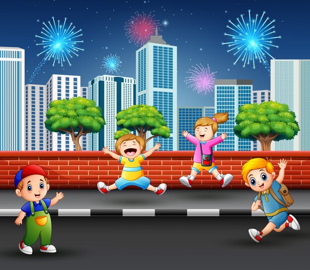 Joyeux enfants sautant et riant sur le trottoir