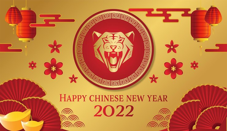 Joyeux nouvel an chinois 2022 fond plat doré avec éventail rouge et tigre et lanterne chinoise