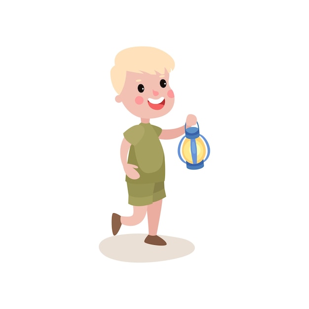 Joyeux Petit Enfant Marchant Avec Une Lanterne Coleman Bleue à La Main. Personnage De Boy-scout De Dessin Animé En Uniforme Kaki. Concept De Camp D'été Dans Un Style Plat. Illustration Vectorielle Isolée Sur Fond Blanc.