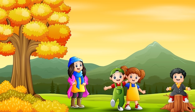 Joyeux petits enfants dans le paysage d'automne
