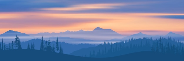 Lever du soleil sur la crête des montagnes dans le brouillard du matin panoramique