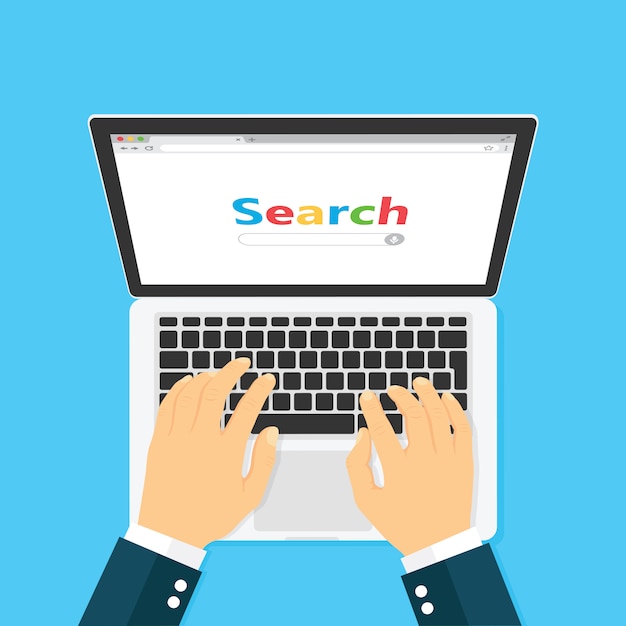 Lieu de travail avec fenêtre de recherche d'ordinateur portable sur la vue de dessus de l'écran.