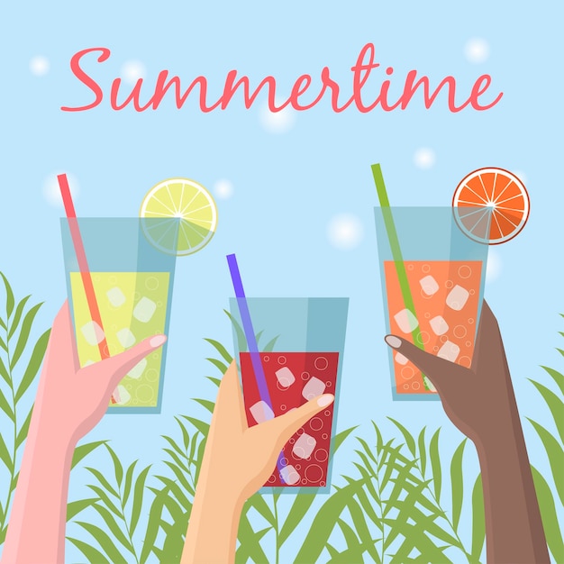 Limonade froide d'été avec de la glace à la main différentes personnes sur fond bleu