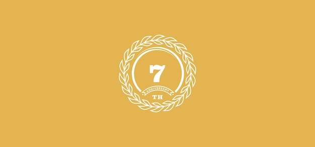 Logo du 7e anniversaire avec anneau et cadre de couleur blanche et fond doré