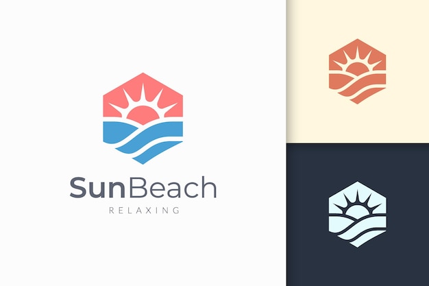 Le Logo De L'océan Ou De La Mer Dans La Vague D'eau Abstraite Et Le Soleil Représentent L'aventure