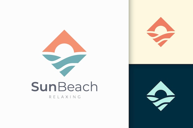 Le Logo De L'océan Ou De La Mer Dans La Vague D'eau Abstraite Et Le Soleil Représentent L'aventure