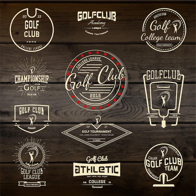 Vecteur logos et étiquettes de badges de club de golf. sur la texture en bois