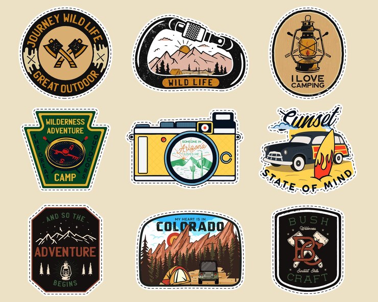 Vecteur logos de patchs de camp vintage, ensemble de badges de montagne. conceptions d'étiquettes dessinées à la main. expédition de voyage, sac à dos, autocollants de surf. emblèmes de randonnée en plein air. collection de logotypes. vecteur d'actions isolé.