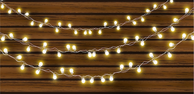 Lumières de Noël isolées sur fond en bois foncé. Ampoules de guirlande lumineuse sur les fils.