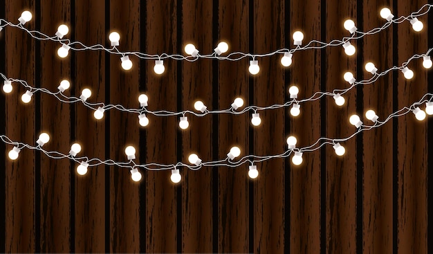 Lumières de Noël isolées sur fond de bois foncé Guirlande lumineuse Vecteur lueur ampoules de Noël sur les fils