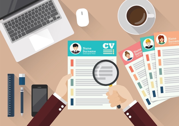 Main qui écrit Curriculum Vitae feuille de papier de demande