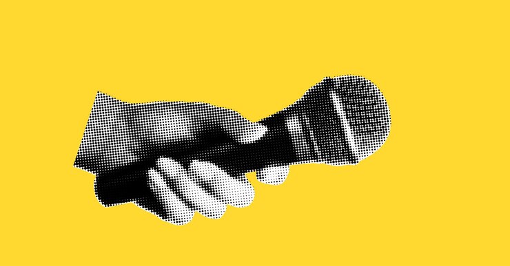 Vecteur une main tient un élément de collage de microphone dans une illustration d'art pop à effet demi-ton sur jaune vif