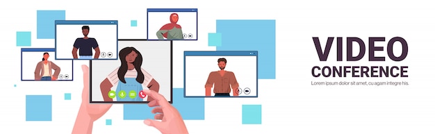 Vecteur mélanger les gens de race bavarder pendant l'appel vidéo amis ayant une conférence en ligne réunion concept de communication navigateur web windows horizontal portrait copie espace illustration