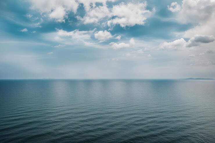 Vecteur une mer calme avec un ciel nuageux et l'océan en arrière-plan