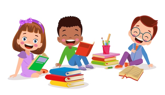 Mignons petits enfants s'amusant à lire des livres