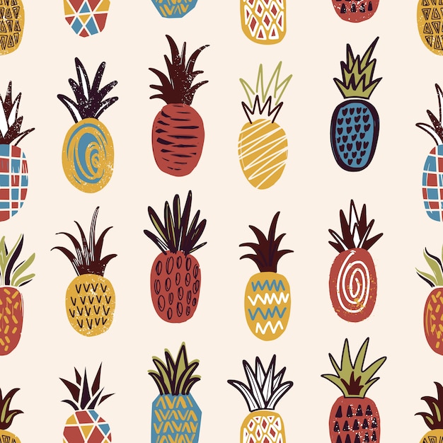 Modèle Sans Couture Avec Ananas De Différentes Couleurs Et Textures Sur Fond Clair. Toile De Fond Avec Des Fruits Exotiques Juteux Tropicaux Mûrs. Illustration Colorée Dessinée à La Main Pour Papier Peint, Tissu Imprimé.