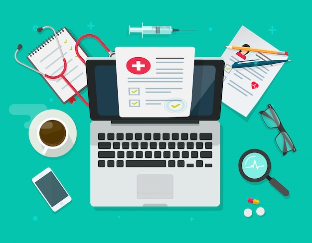 Ordinateur portable sur le bureau de médecin de table de travail de médecin avec rapport de contrôle sur ordinateur à l'hôpital ou à la clinique
