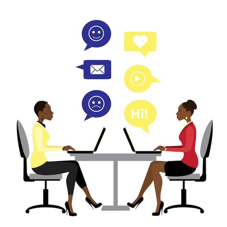Vecteur des ouvrières de bureau afro-américaines ou des femmes d'affaires assises à la table. travaillant sur un ordinateur portable, discutant et travaillant en équipe. isolées sur un fond blanc. illustration vectorielle de dessin animé
