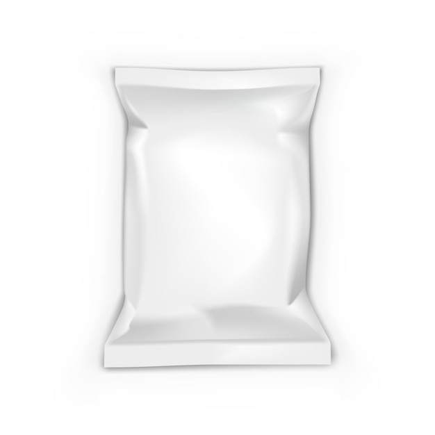 Paquet d'oreiller de chips de nourriture réaliste isolé sur fond blanc