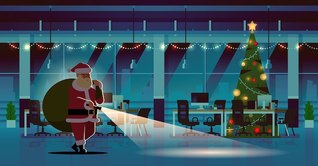 Père Noël avec sac de cadeaux à l'aide de lampe de poche Noël nouvel an vacances célébration concept nuit moderne décoré illustration plat intérieur de bureau