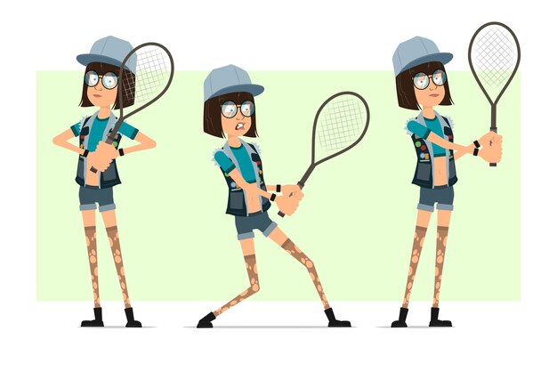 Personnage De Dessin Animé Plat Drôle Hipster Fille En Casquette De Camionneur, Lunettes Et Short En Jean. Fille De Sport Debout Et Jouant Avec Une Raquette De Tennis.