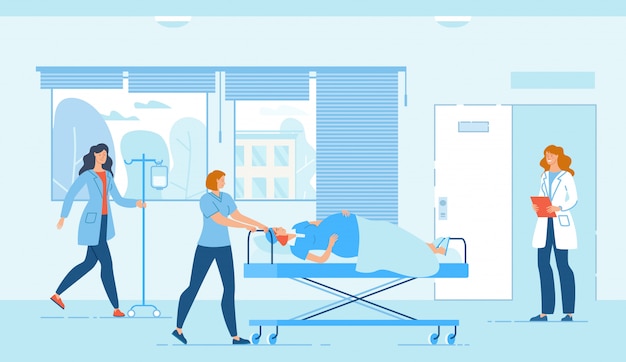 Personnel médical et femme enceinte sur lit mobile