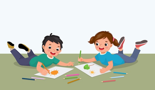 Des petits enfants heureux dessinant ensemble sur le sol.