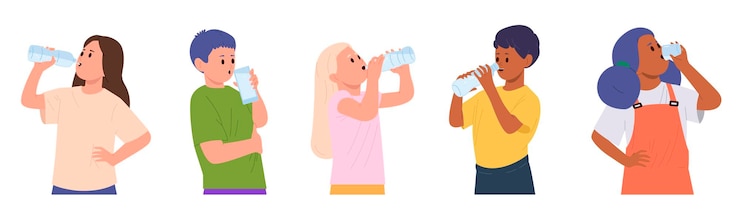 Vecteur des petits enfants isolent des personnages de dessins animés buvant de l'eau dans des bouteilles en plastique et des verres.
