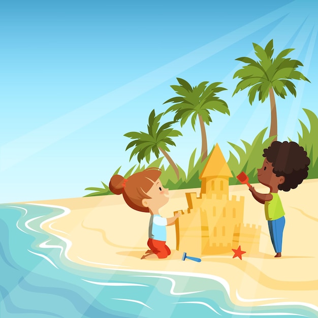 Plage d'été et drôles d'enfants heureux jouant avec des châteaux de sable.