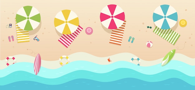 Vecteur plage, vue de dessus avec parasols, serviettes, planches de surf, lunettes de soleil, chapeaux, ballon, étoile de mer. mer avec vagues et zone de loisirs.