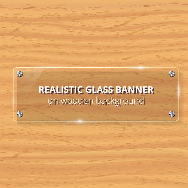 Plaque de verre transparente. Fond en bois jaune. Élément décoratif. Panneau brillant en plastique avec reflet, ombre.