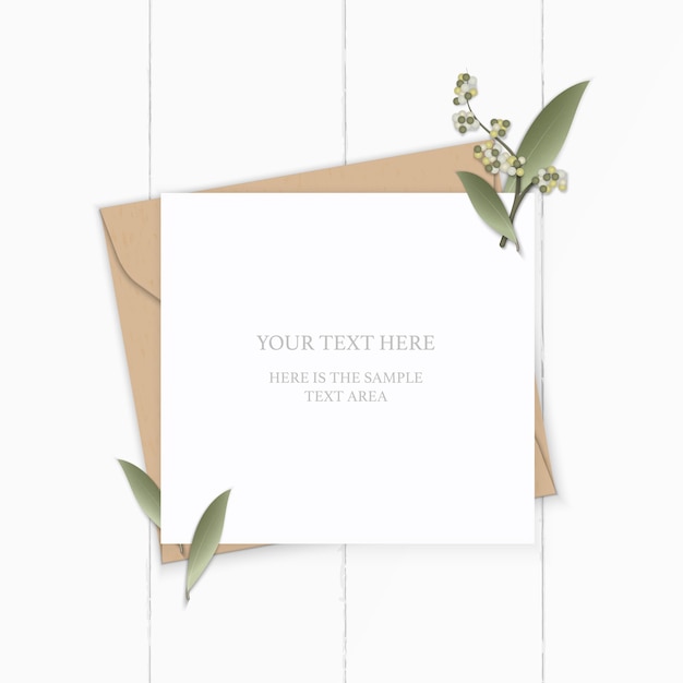 Plat laïque vue de dessus élégante composition blanche lettre kraft papier enveloppe nature feuille fleur plante sur fond en bois.