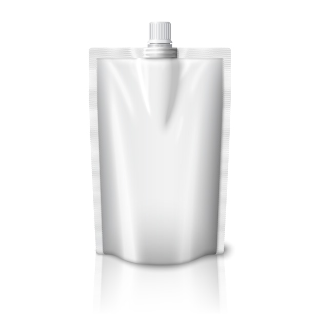Pochette en plastique réaliste vierge avec capuchon, isolé sur fond blanc.