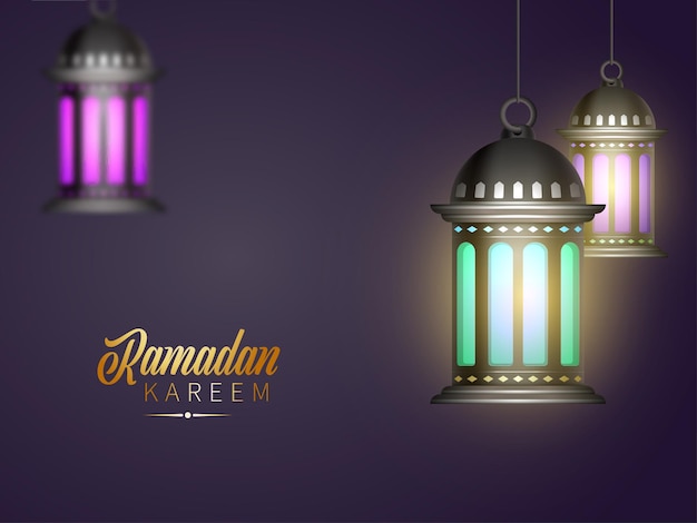 La police Golden Ramadan Kareem avec des lanternes réalistes illuminées s'accrochent sur fond violet