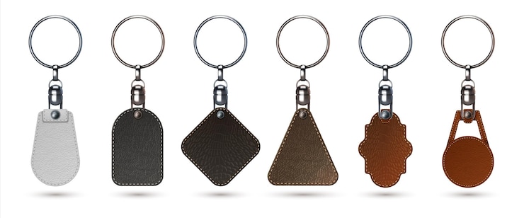 Vecteur porte-clés porte-clés réaliste avec étiquettes en faux cuir de veau maquette de porte-clés 3d premium isolée breloques et étiquettes en acier à partir de matériaux naturels porte-clés vectoriels pour la marque