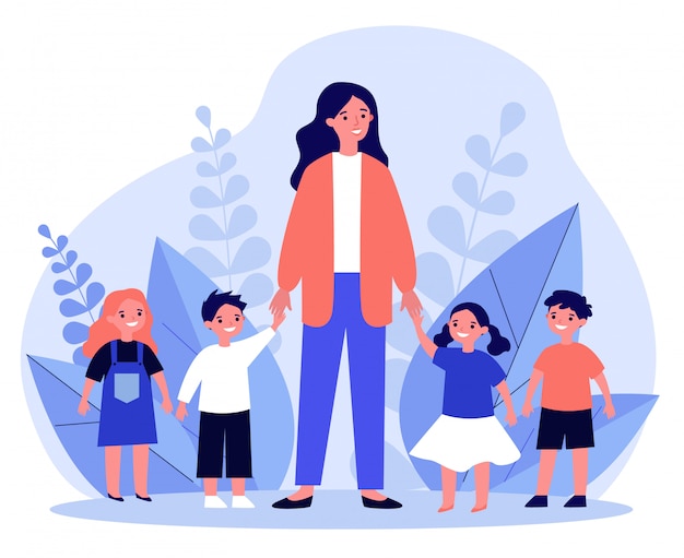 Professeur de maternelle marchant avec des enfants