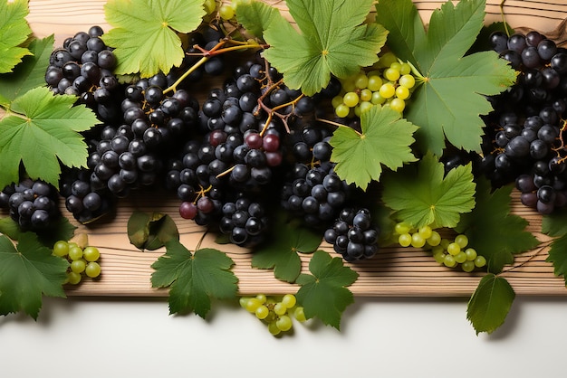 Des Raisins Avec Des Feuilles Sur Une Table En Bois Vintage En Gros Plan