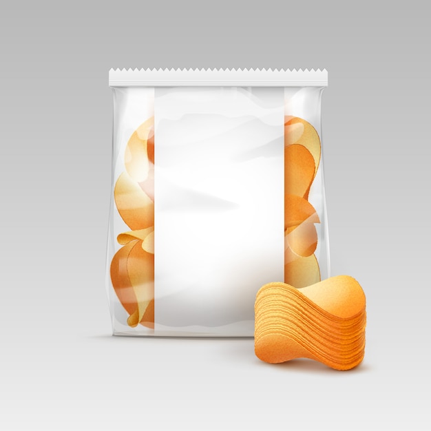 Vecteur sac en plastique transparent scellé vertical blanc pour la conception de l'emballage avec pile de chips croustillantes de pommes de terre close up isolé sur fond blanc
