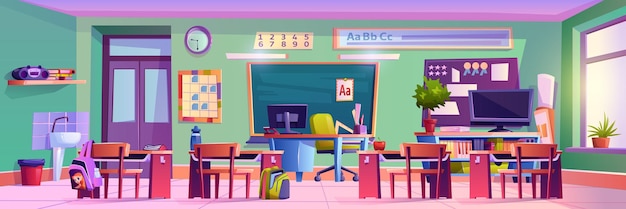 Salle de classe vide de l'école primaire avec des bureaux