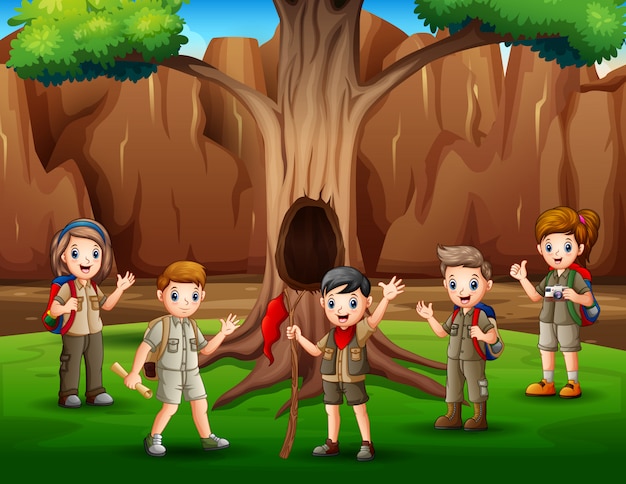 Scène avec de nombreux enfants en illustration de randonnée uniforme scout