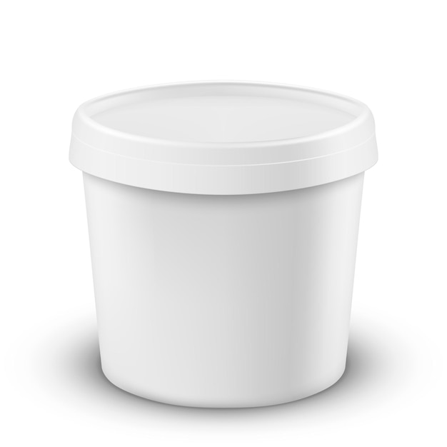 Seau en plastique blanc isolé sur fond blanc