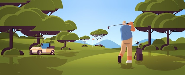 Senior homme jouant au golf sur un parcours de golf vert ensoleillé joueur âgé prenant un concept de vieillesse actif shot