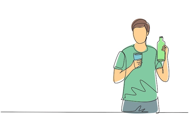 Un seul dessin en ligne continue d'un jeune homme tenant une bouteille dans une main et un verre de jus d'orange vecteur