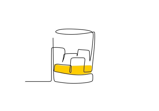 Une seule ligne continue de verre à whisky dessiné à la main avec des glaçons isolés sur fond blanc