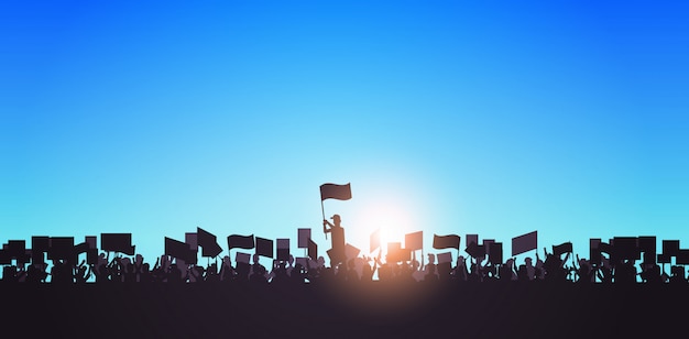 Silhouette de gens foule manifestants tenant des affiches de protestation hommes femmes avec des pancartes de vote en blanc discours de démonstration concept de liberté politique portrait horizontal