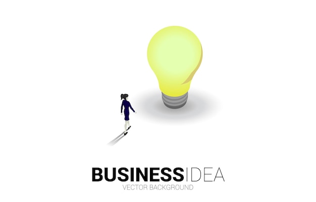 Silhouette of businesswoman walking to light bulb Business Concept d'idée créative et de solution