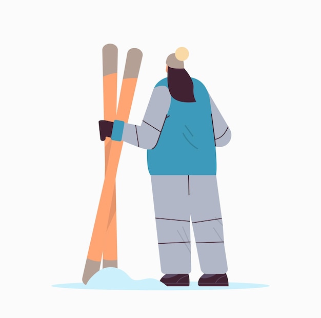 Skieur Femme Debout Avec équipement De Ski Sportive Faisant Des Activités Concept De Vacances D'hiver Pleine Longueur