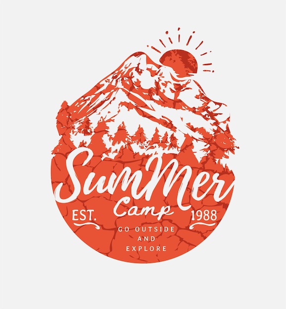 Slogan Du Camp D'été Sur L'illustration De Fond De Montagne Alpine Et De Coucher De Soleil